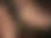 Maîtresse vivian montre son magnifique cul dans des collants brillants et un body en nylon associé à des cuissardes en cuir noir et sans, taquinant avec des fesses et des pieds recouverts de nylon.