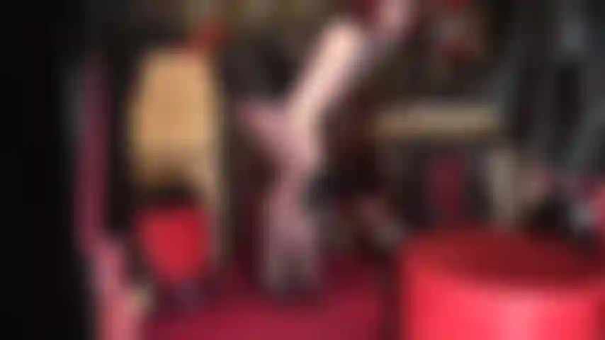 Jambes et fesses sexy en collants marron foncé – tu aimerais pouvoir te frotter sur ces jambes en nylon brillant. Ma maîtresse taquine ta bite avec des gants de cuir courts.