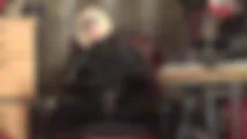 Une catwoman blonde avec un énorme gode ceinture noir - maîtresse vivian, vêtue d'une combinaison en pvc noir brillant, porte l'une de ses énormes bites noires pour que vous puissiez faire un tour dessus.