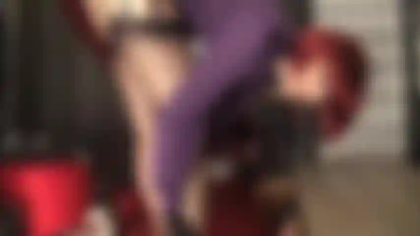 Maîtresse connaît votre faiblesse pour ses jambes et ses pieds parfaits dans des bas noirs vintage entièrement façonnés et un porte-jarretelles à 12 bretelles superposé sur des collants nude extra brillants.