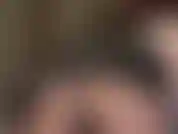 Une déesse fétichiste brillante et irrésistible - une robe courte en vinyle et des collants noirs transparents sont particulièrement excitants pour le culte du cul.