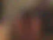 Oh oui, regardez ces fesses rondes parfaites dans ce short en satin noir extra serré et ces collants marron chocolat, taquinant avec des gants en satin doux...