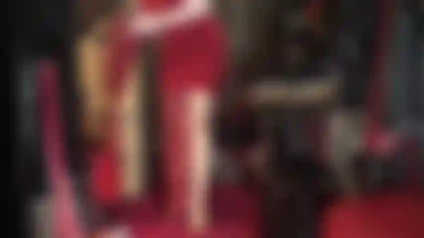 Habillée en cuir - j'adore votre déesse habillée de longues bottes en cuir, de gants et d'un beau long manteau noir.