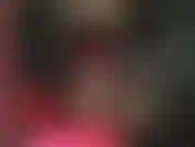 Branlette gantée avec jeu fétichiste de la broche et taquinerie des jambes en latex brillant.