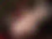 Maîtresse taquine le fétichiste du nylon soyeux et du satin avec des bas en dentelle blanche, des gants, un corset et son plus petit gode-ceinture.