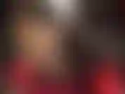 Des collants dorés brillants et une mini jupe en latex noir super courte font battre votre cœur plus vite et votre bite fuit.