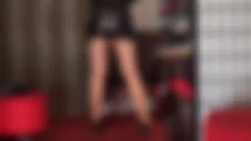 Un bas beige foncé et une jupe moulante en pvc noir taquinent - le cul et les jambes de la maîtresse sont divins dans ces bas de couleur et cette mini-jupe brillante.