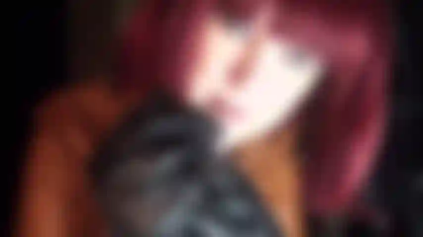 Enivrée par le cuir de ma maîtresse - vêtue d'un magnifique manteau en cuir marron et de gants noirs doux, ma maîtresse partage votre fétichisme pour le cuir.