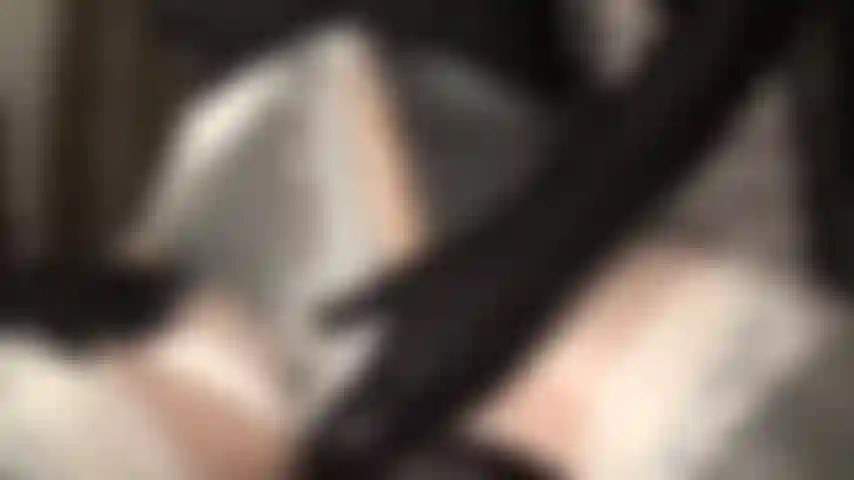 Deux bites en collants blancs brillants et couches de bas - la maîtresse vous fait baver pour ses deux bites et ses pieds en collants.