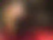 Ça ne peut pas être plus parfait que ça... Un collant transparent nude sexy, des bottes brillantes extra hautes et un body string en vinyle si serré entre les fesses de la maîtresse...