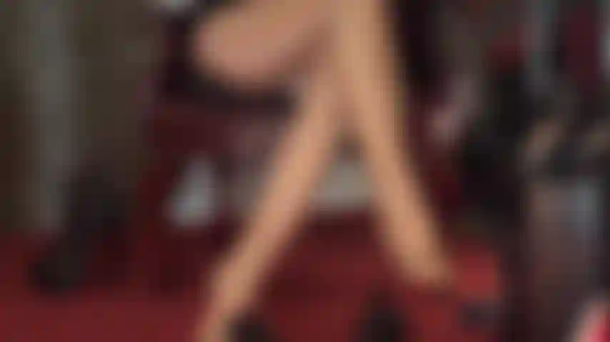 Les jambes en collants rendent ta bite dure - les jambes en collants bronzés super brillants taquinent ta bite, jusqu'au cul parfaitement formé de la maîtresse.