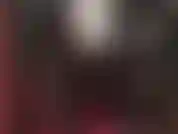 Une maîtresse d'école élégante avec une grosse bosse de gode ceinture.