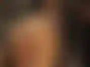 Maîtresse montre ses magnifiques fesses rondes dans des collants transparents et brillants tout en taquinant la bite avec des gants.