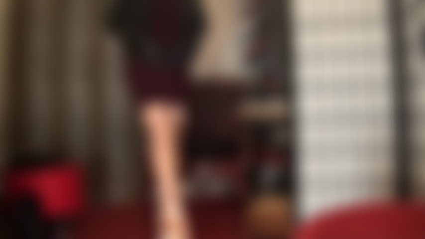 Son décolleté est si beau, sa bite aussi. Tu la veux, oh tu veux tellement cette bite. Séduite par ses courbes merveilleuses, la taquinerie de son cul incroyable, ses jambes et ses seins sexy, te font admettre que tu aimes la bite.