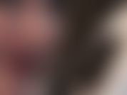 Taquiner la langue avec un talon haut vous rend folle - maîtresse vivian aux cheveux courts et aux gants en latex noir tient un escarpin à talon aiguille en acier blanc sexy, taquinant le long talon avec sa langue.