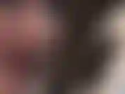 Taquiner la langue avec un talon haut vous rend folle - maîtresse vivian aux cheveux courts et aux gants en latex noir tient un escarpin à talon aiguille en acier blanc sexy, taquinant le long talon avec sa langue.