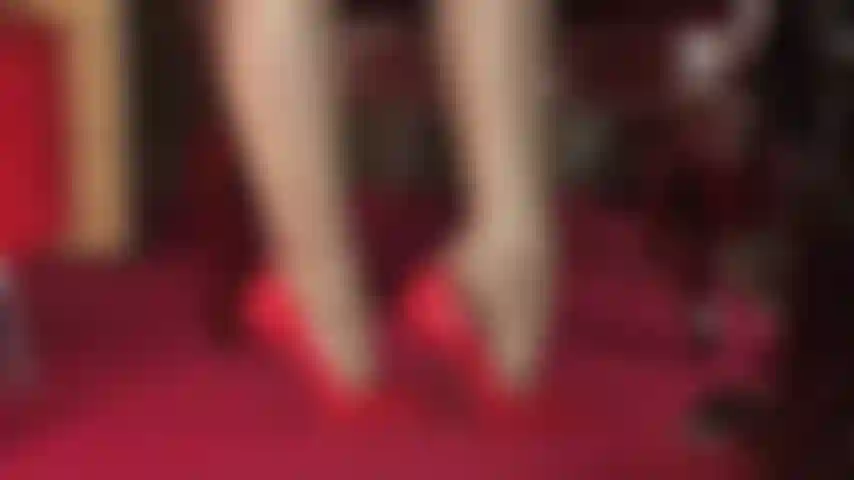 J'adore mes pieds dans des couches de nylon incroyablement brillantes et des escarpins rouges vernis brillants.