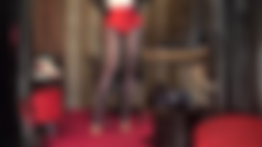 Des jambes à tomber, un cul magnifique en short de satin rouge, chapeau et gants en cuir, caressant de hauts talons. Maîtresse a la bouche ouverte et baveuse pendant que tu te caresse la bite pour cette tenue sexy.