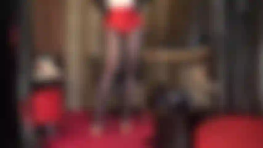 Des jambes à tomber, un cul magnifique en short de satin rouge, chapeau et gants en cuir, caressant de hauts talons. Maîtresse a la bouche ouverte et baveuse pendant que tu te caresse la bite pour cette tenue sexy.