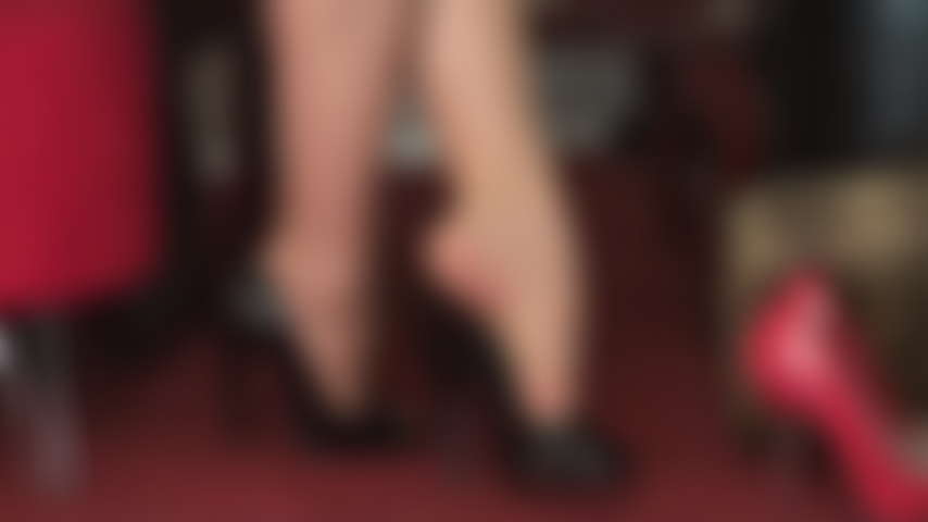 La perfection des talons hauts et le culte des pieds - la maîtresse vivian pend des escarpins noirs brillants à bout ouvert à ses beaux orteils dans des collants beiges rt.