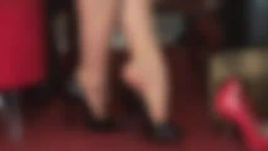 La perfection des talons hauts et le culte des pieds - la maîtresse vivian pend des escarpins noirs brillants à bout ouvert à ses beaux orteils dans des collants beiges rt.