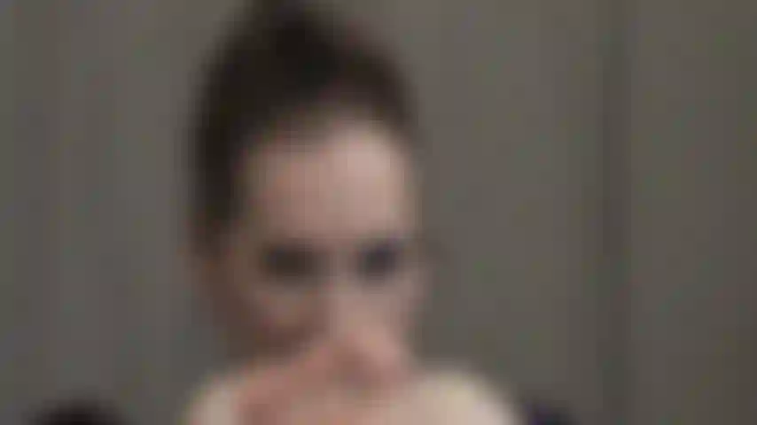 Votre obsession pour les pieds nus et les jambes de maîtresse vivian est indéniable.