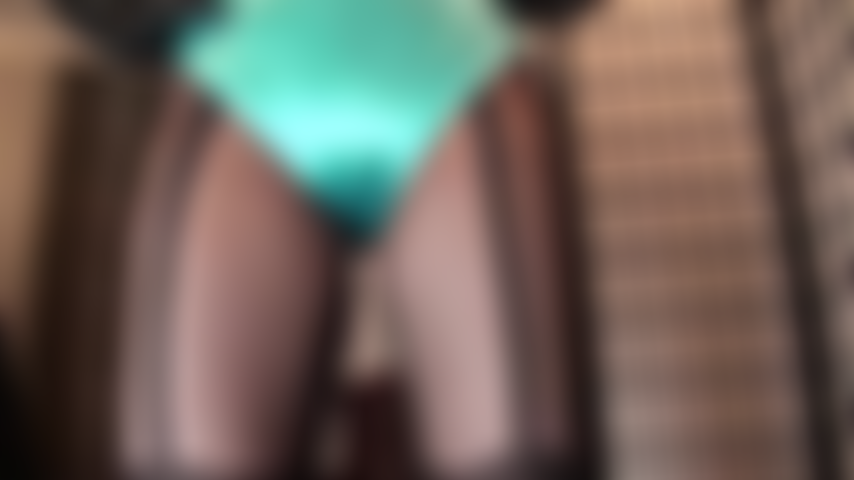 Culotte en satin sur collants à motifs jarretelles - maîtresse joue avec votre faiblesse pour les culottes en satin doux et soyeux... Bleu aqua, blanc, argent... L'une plus brillante que l'autre.