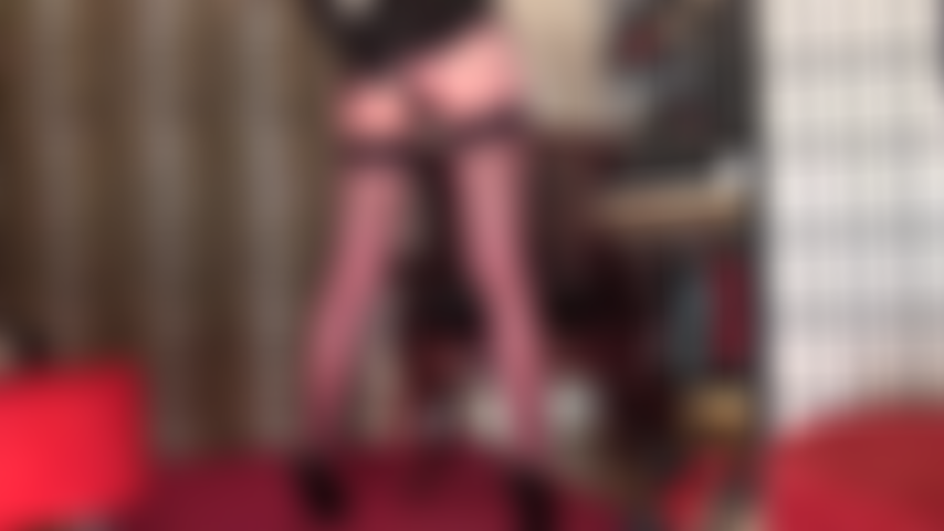 J'adore mon corps en collants violets brillants transparents sur des bas noirs en dentelle. J'admire les courbes incroyables de maîtresse vivian en bas nylon, nue, tandis que le collant descend.