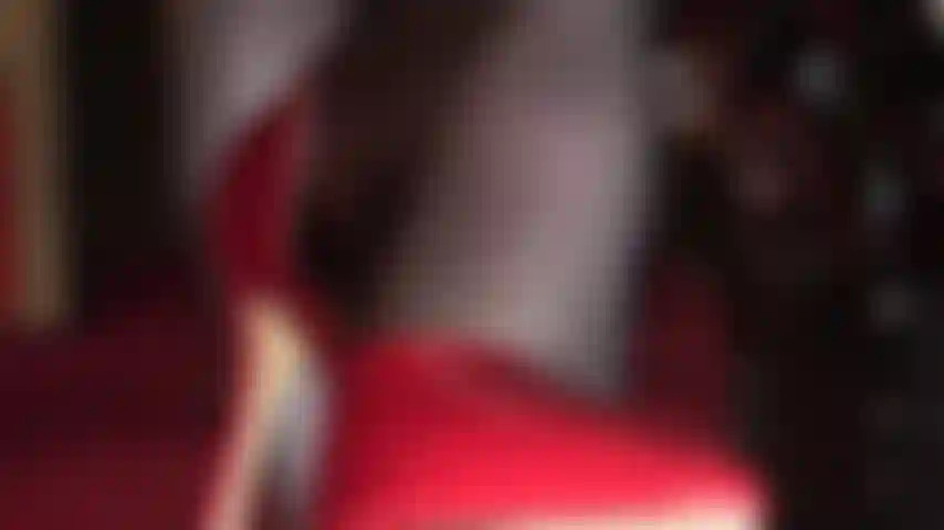 Des coutures rouges et des talons aiguilles rouges - cette paire de collants noirs est incroyablement sexy avec une couture rouge tout le long du dos menant à une incroyable pompe à talons aiguilles rouge à lèvres brillant que vous pouvez lécher.