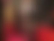 Collants noirs brillants, latex blanc, taquinerie en caoutchouc serré, couches de collants, branlette avec gants en latex. - Maîtresse porte une robe en latex blanc, des collants blancs sur des gants noirs et blancs.