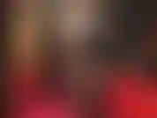 Collants noirs brillants, latex blanc, taquinerie en caoutchouc serré, couches de collants, branlette avec gants en latex. - Maîtresse porte une robe en latex blanc, des collants blancs sur des gants noirs et blancs.