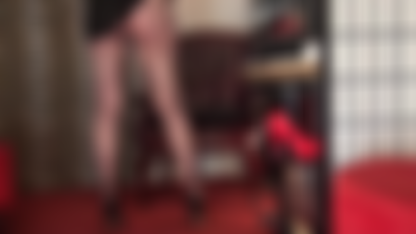 Des jambes puissantes et un cul dans des collants noirs à coutures transparentes - la maîtresse vous fait vous agenouiller, faible et baver, pendant que vous adorez ses jambes puissantes.