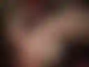 Des bas en dentelle soyeuse et brillante et des couches de collants transparents en nude et blanc.