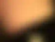 Chut... Main en latex sur la bouche.