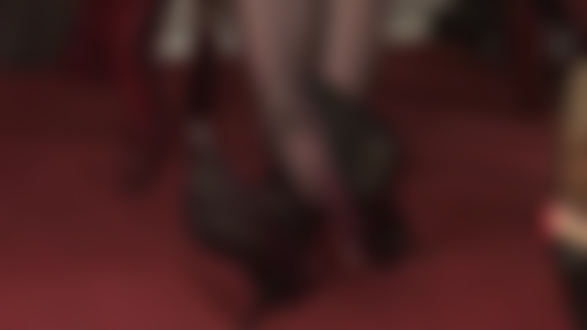 Agenouillée aux pieds de ma maîtresse - escarpins en cuir pendants et chevilles croisées, adoration des pieds en nylon.