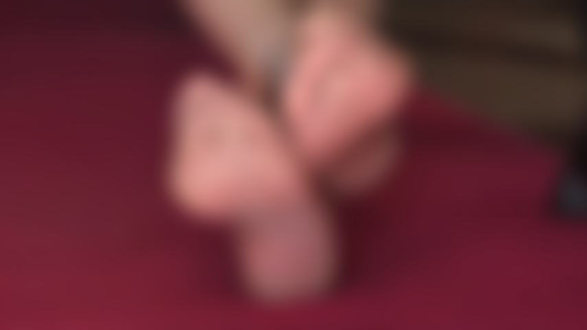 Je piétine ma bite - ta bite d'esclave sans valeur est aplatie sous mes pieds.