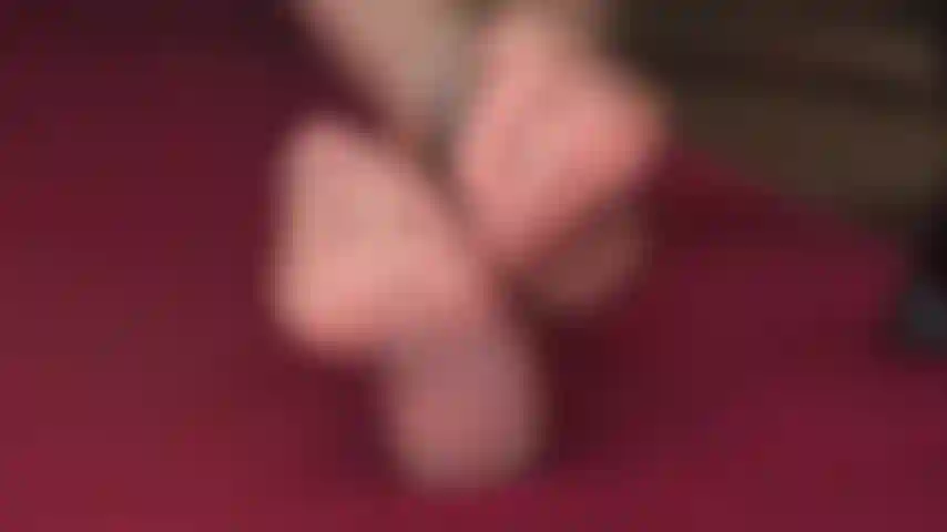 Je piétine ma bite - ta bite d'esclave sans valeur est aplatie sous mes pieds.