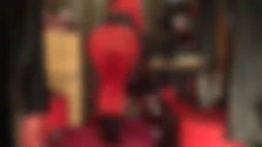 Adoration du cul en leggings rouges et domination du strapon avec un gode noir de 8 pouces.