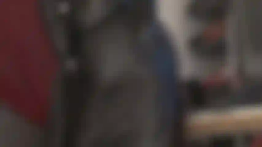 Envie de me lécher le cul en cuir ? Maîtresse vous fait admirer ses fesses parfaites dans une longue jupe en cuir noir, avant de vous prendre le cul avec un petit gode. Elle vous achèvera avec son gant de cuir.