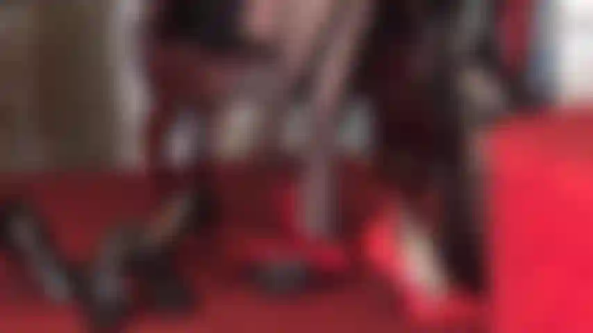 Heel sub, je vais dans ton endroit heureux aux merveilleux pieds de ta maîtresse, entourée d'une sélection de ses beaux talons, ta bite d'esclave écrasée, taquinée et torturée par les chaussures, les pieds et le fouet de la maîtresse.