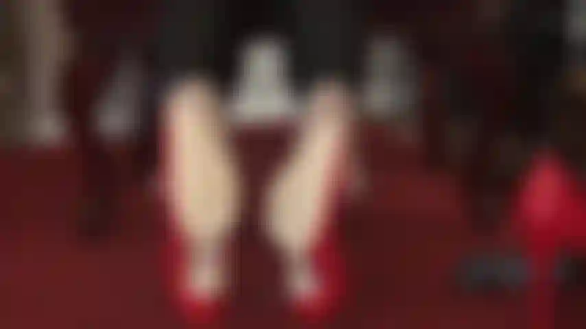 Fétichiste du double pendant - jeu de chaussures amusant avec des escarpins à talons aiguilles en acier rouge.