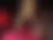 Maîtresse taquine un gros gode avec ses incroyables talons compensés chromés extrêmes et ses mains gantées en vinyle.