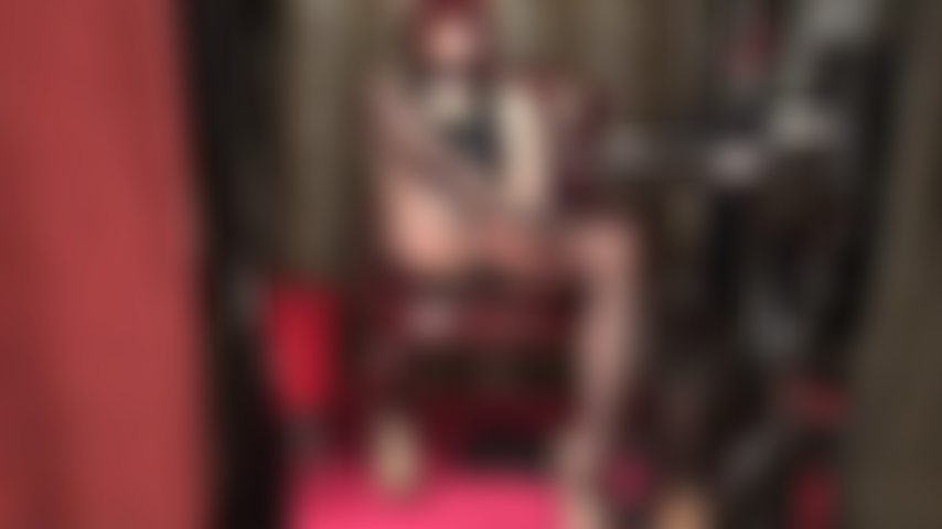 Maîtresse vivian caresse son gros strapon avec des pieds en nylon.