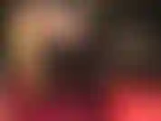 Gentille et lente, vous devez adorer mes grandes bottes noires vernies et mon cul en collants et body string en vinyle.