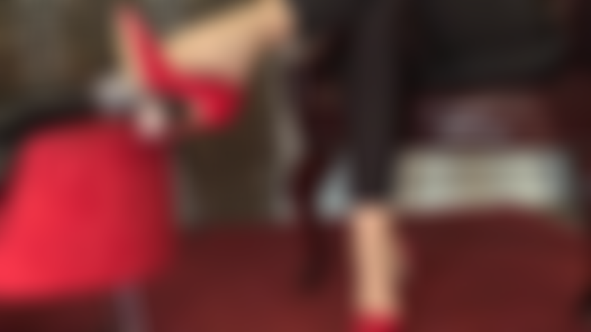 Les talons rouges contrôlent ta bite - la maîtresse sait que ta plus grande faiblesse sont ses pieds incroyables en talons rouges brillants partout sur ta bite d'esclave.