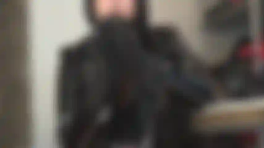 Le cuir et le pvc sont tes plus grands fétiches. Le look, le toucher, l'odeur. Inspire profondément, plane et cède à tes désirs fétichistes.