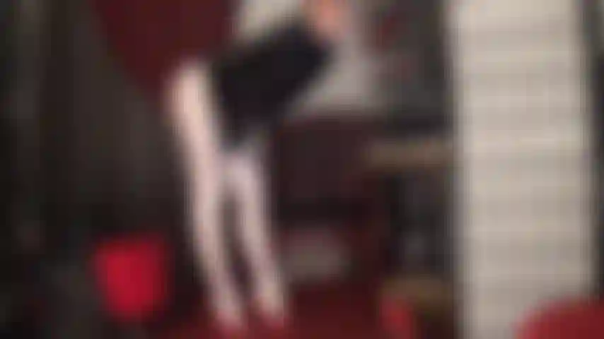 Ces jambes incroyablement longues, en collants spandex blancs brillants, sont à vous de les adorer. Une allumeuse sensuelle et lente avec de jolies arches, des talons sexy et un cul magnifique inclus :-).