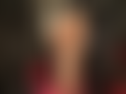 Des jambes, des pieds et un cul en collants bronzés et brillants et chauds taquinent ta bite.