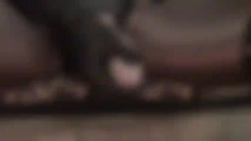 À quel point veux-tu ma bite ? - Ta bouche de salope commence à saliver tandis que je caresse mon gros gode ceinture blanc courbé et que je masse les couilles avec mes gants en cuir.