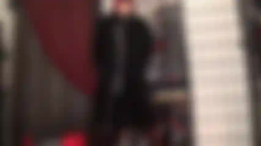 Ta déesse vêtue de fourrure noire sur du pvc brillant.